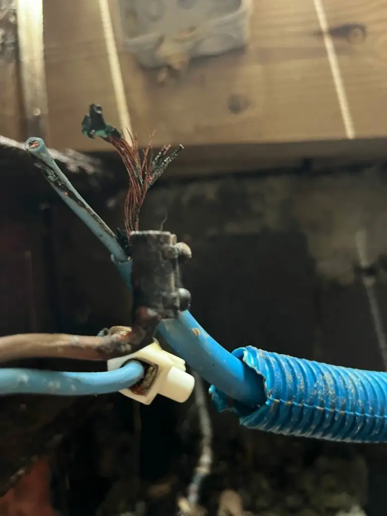 isolant défectueux court circuit début incendie