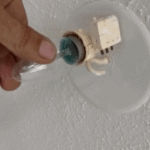 ampoule qui clignote ou qui s'allume quand vous la touchez : appelez un électricien