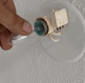 ampoule qui clignote ou qui s'allume quand vous la touchez : appelez un électricien