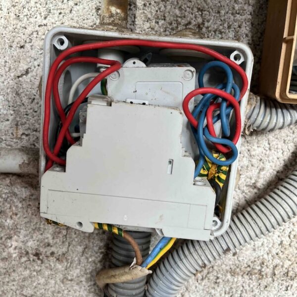 disjoncteur caché boite de dérivation