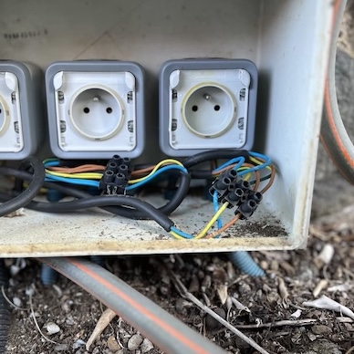connexion électriques mal protégées